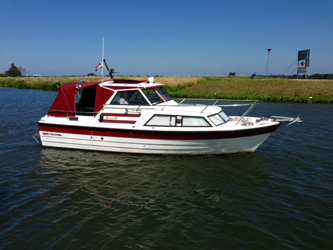 Motorboot an der Küste